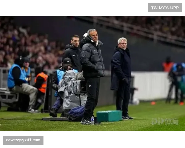 恩里克坚持4-3-3体系，登贝莱转型“伪9号”角色成巴黎进攻关键。